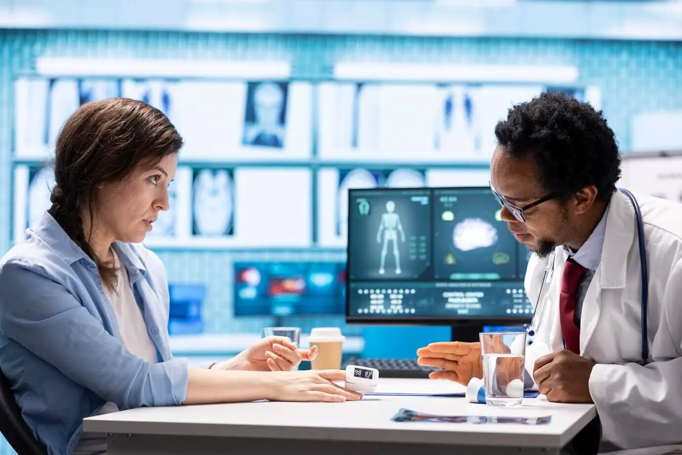 Медик афроамериканец измеряет уровень кислорода и сатурацию.