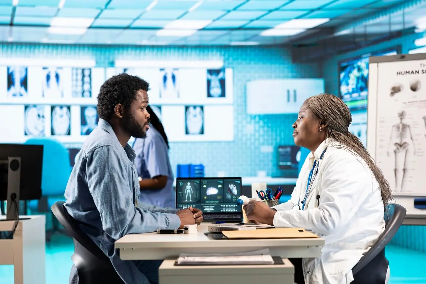 Медицинский специалист объясняет рентгеновское изображение для постановки диагноза.