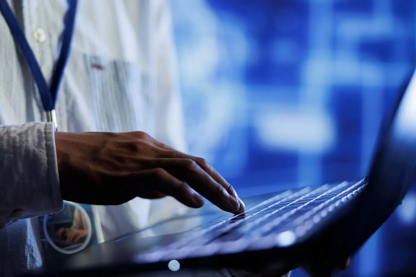 Разработчик пишет код искусственного интеллекта на ноутбуке.