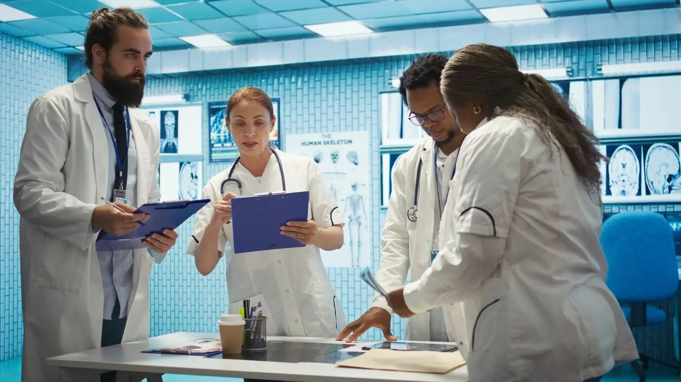 Команда медицинских работников анализирует диагностические данные и планирует лечение.