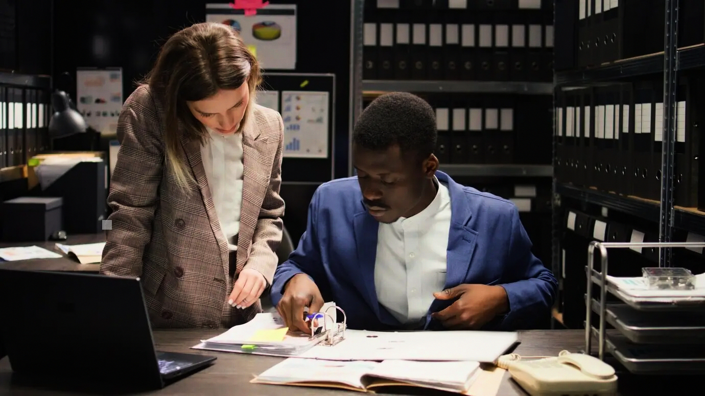 Plano que muestra controles estratificados para auditoría energética y reducción de costes eléctricos